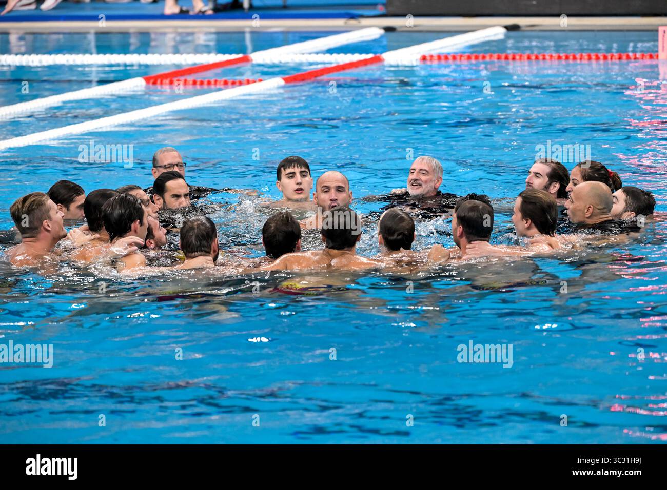 Felipe Perrone Rocha et les membres de l'équipe Espagne célèbrent après avoir remporté le match pour la médaille d'or masculine de water-polo entre l'Espagne (casquettes claires) et la Hongrie (casquettes noires), le dernier match de la carrière de Felipe, lors des 22e Championnats du monde de natation au Centre aquatique OCBC à Singapour (Singapour), le 24 juillet 2025. Banque D'Images
