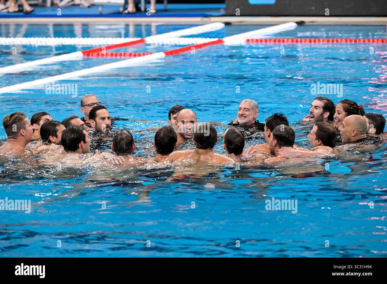 Felipe Perrone Rocha et les membres de l'équipe Espagne célèbrent après avoir remporté le match pour la médaille d'or masculine de water-polo entre l'Espagne (casquettes claires) et la Hongrie (casquettes noires), le dernier match de la carrière de Felipe, lors des 22e Championnats du monde de natation au Centre aquatique OCBC à Singapour (Singapour), le 24 juillet 2025. Banque D'Images