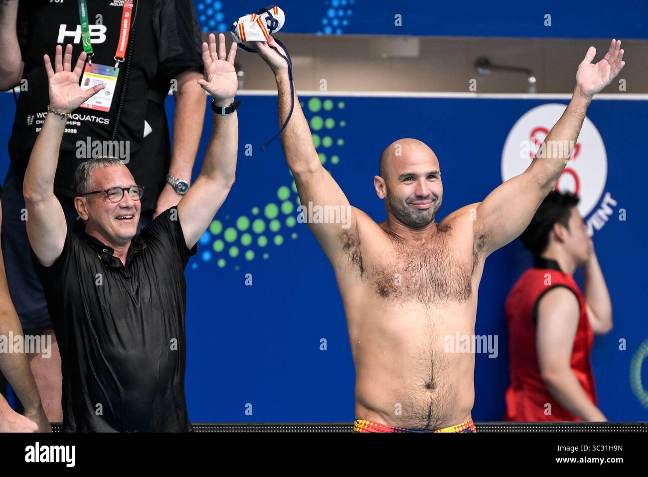 L’Espagnol Felipe Perrone Rocha célèbre sa victoire dans le match pour la médaille d’or masculine de water-polo entre l’Espagne (casquettes claires) et la Hongrie (casquettes noires), son dernier match de sa carrière, lors des 22èmes Championnats du monde de natation au Centre aquatique OCBC à Singapour (Singapour), le 24 juillet 2025. Banque D'Images