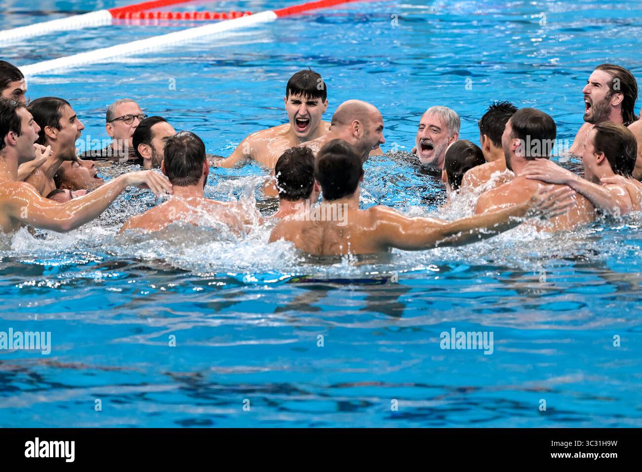 Felipe Perrone Rocha et les membres de l'équipe Espagne célèbrent après avoir remporté le match pour la médaille d'or masculine de water-polo entre l'Espagne (casquettes claires) et la Hongrie (casquettes noires), le dernier match de la carrière de Felipe, lors des 22e Championnats du monde de natation au Centre aquatique OCBC à Singapour (Singapour), le 24 juillet 2025. Banque D'Images