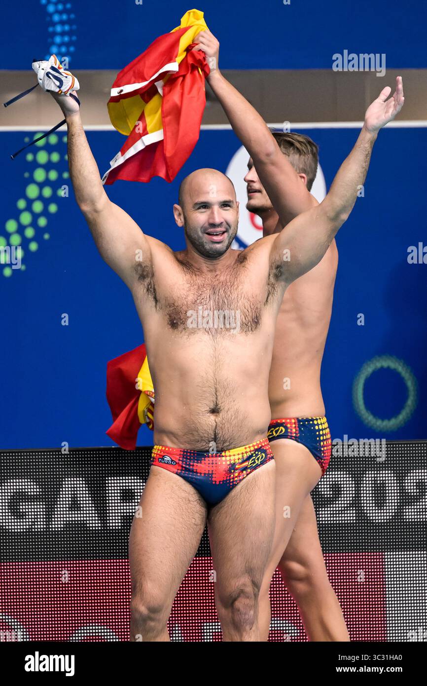 L’Espagnol Felipe Perrone Rocha célèbre sa victoire dans le match pour la médaille d’or masculine de water-polo entre l’Espagne (casquettes claires) et la Hongrie (casquettes noires), son dernier match de sa carrière, lors des 22èmes Championnats du monde de natation au Centre aquatique OCBC à Singapour (Singapour), le 24 juillet 2025. Banque D'Images