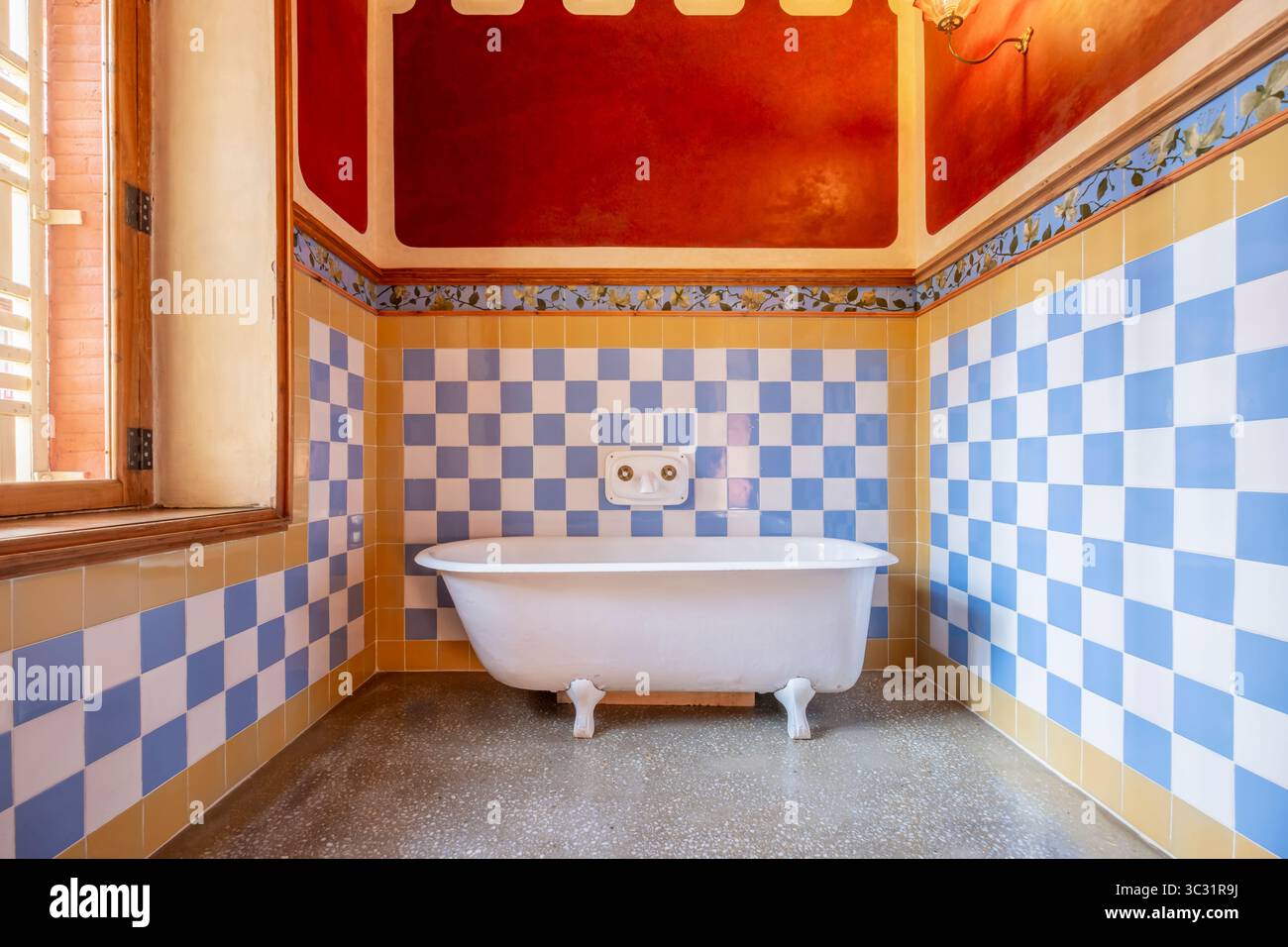 Salle de bain historique intérieur de Casa Vicens présentant Antoni Gaudi design moderniste unique. Baignoire vintage à griffes, carreaux en damier vibrants Banque D'Images