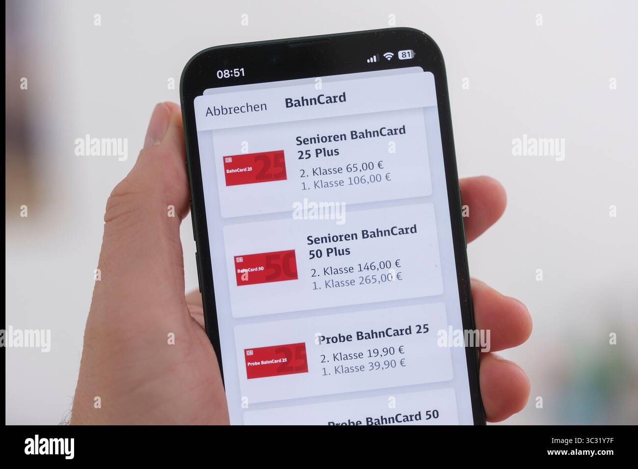 Un téléphone portable montre les options BahnCard pour les personnes âgées dans l'application Deutsche Bahn. Image symbolique pour les offres numériques en transp ferroviaire adapté à l'âge Banque D'Images