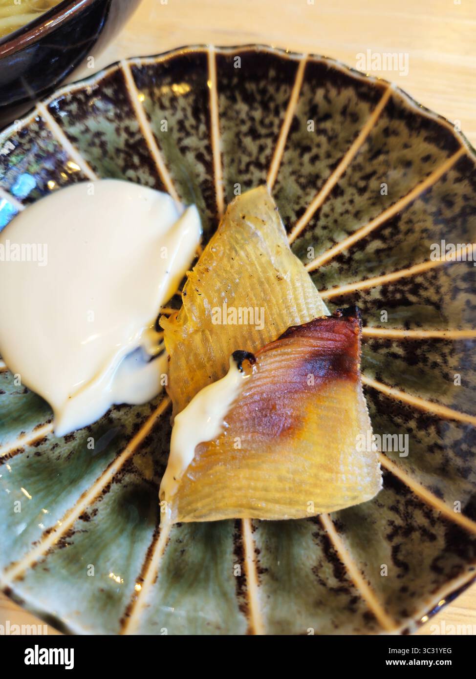 Tranche de dorade grillée avec Mayo sur une assiette en céramique japonaise Banque D'Images
