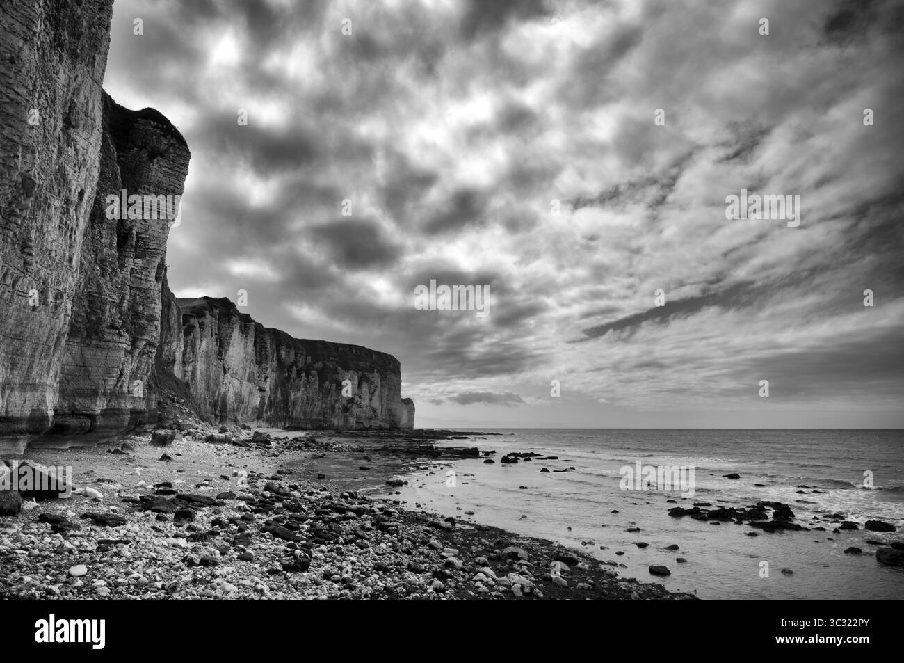 Falaise, falaises, paysage côtier, formation rocheuse, ciel nuageux, mer, noir et blanc, Yport, falaises de craie, côte d'albâtre, la Côte d'Albatre, Normand Banque D'Images