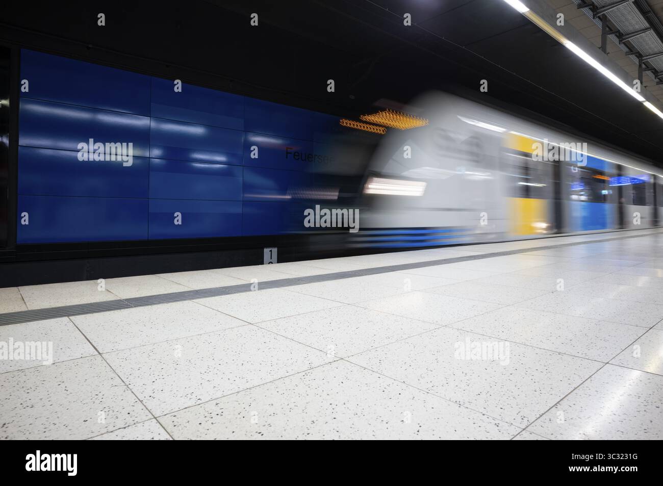 Métro S-Bahn entrant, train, classe 420 génération 2025, quai, arrêt, station Feuersee, transports publics, effet de mouvement, Stuttgart, Baden-W. Banque D'Images
