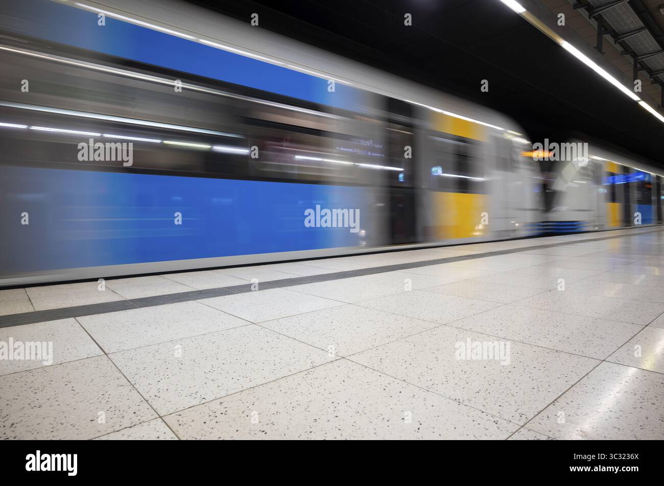 Métro S-Bahn entrant, train, classe 420 génération 2025, quai, arrêt, station Feuersee, transports publics, effet de mouvement, Stuttgart, Baden-W. Banque D'Images