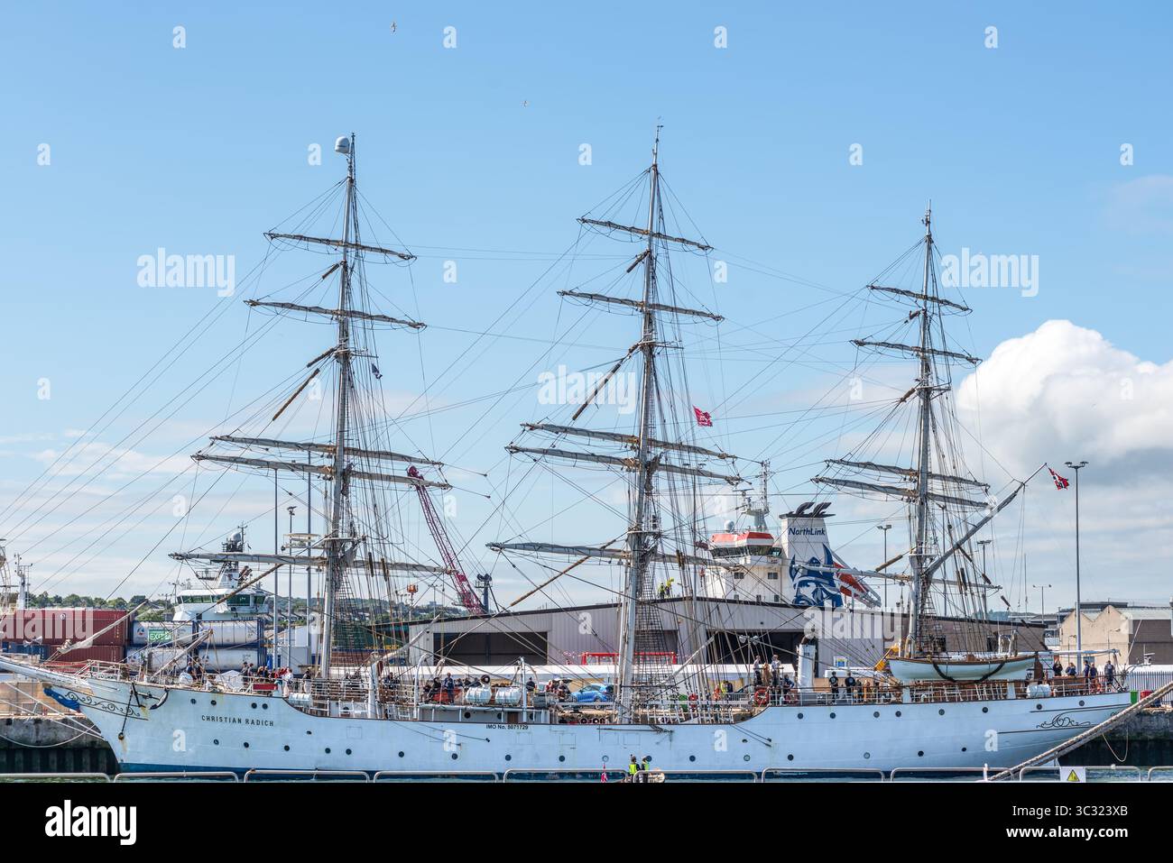 Aberdeen, Écosse, Royaume-Uni - 18 juillet 2025 : les navires participant aux courses de grands navires 2025 ont commencé à arriver à Aberdeen avant. Christian Radich est un Banque D'Images