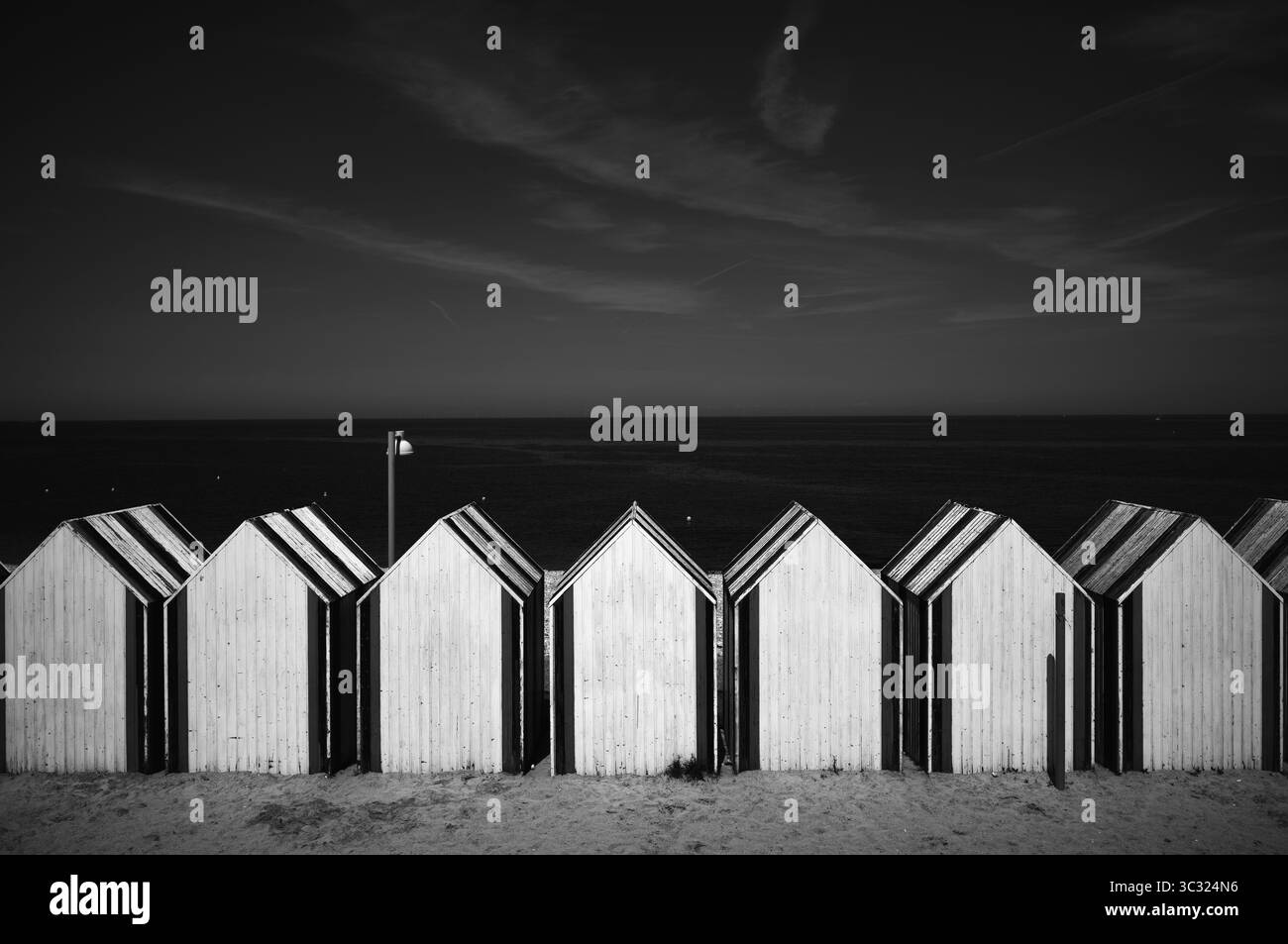 Cabanes de bain, cabanes de plage, cabines de plage, cabines de bain, cabines, mer, ciel, noir et blanc, Yport, Normandie, Seine-maritime, France Banque D'Images