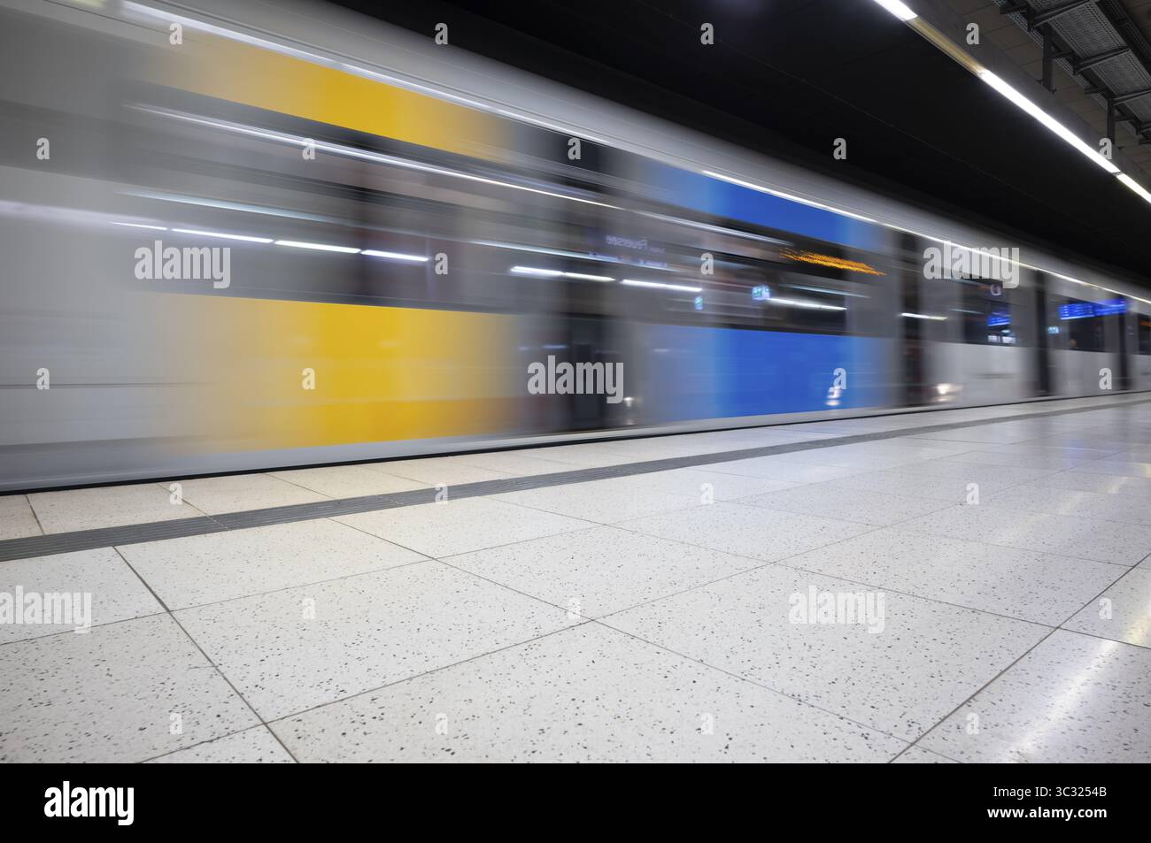 Métro S-Bahn entrant, train, classe 420 génération 2025, quai, arrêt, station Feuersee, transports publics, effet de mouvement, Stuttgart, Baden-W. Banque D'Images