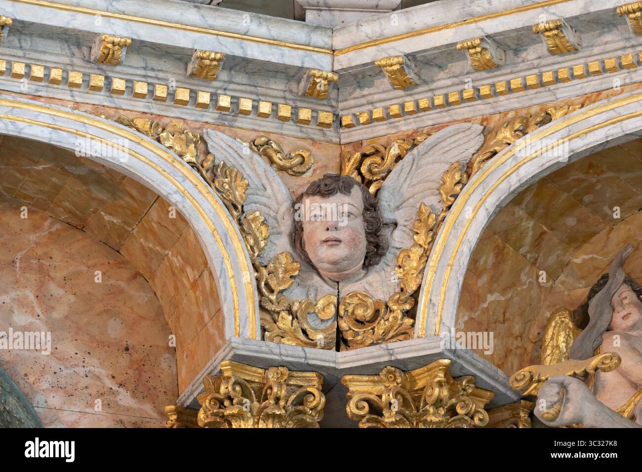 Détail d'une tête d'ange sculptée en bois polychrome décorant le retable du XVIIe siècle dans la chapelle Saint-Michel, Douarnenez, Bretagne, France. Banque D'Images