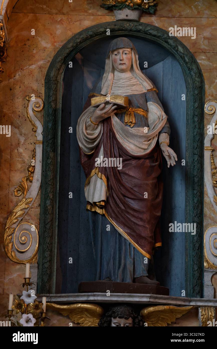 Statue en bois polychrome du XVIIe siècle de Sainte Anne à droite du retable dans la chapelle Saint Michel, Douarnenez, Bretagne, France. Banque D'Images