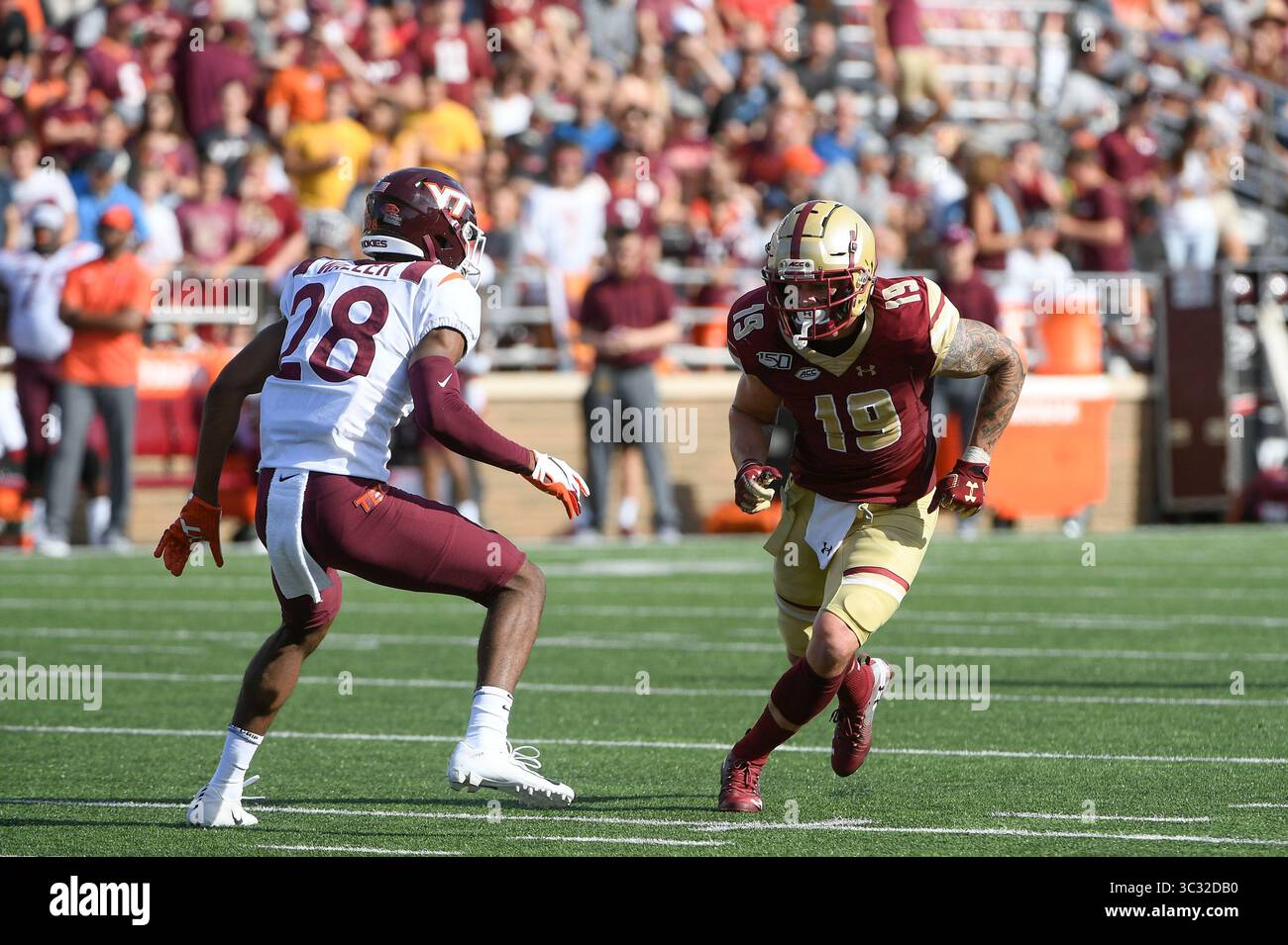 Le 31 août 2019 : le retour en arrière des Boston College Eagles Ben Glines (19 ans) et le retour défensif des Virginia Tech Hokies Jermaine Waller (28 ans) en action lors du match de division 1 de la NCAA entre les Virginia Tech Hokies et les Boston College Eagles tenu au stade Alumni de Chestnut Hill, Mass. Eric Canha/CSM(image de crédit : &copy ; Eric Canha/CSM via ZUMA Wire) Banque D'Images