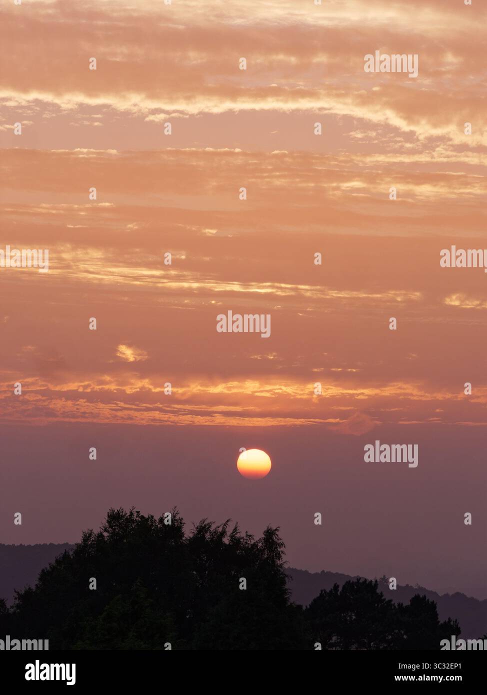 Ciel rouge brillant au coucher du soleil sur un cadre rural près de Biddulph, Staffordshire, Angleterre. 24 juillet 2025 Banque D'Images