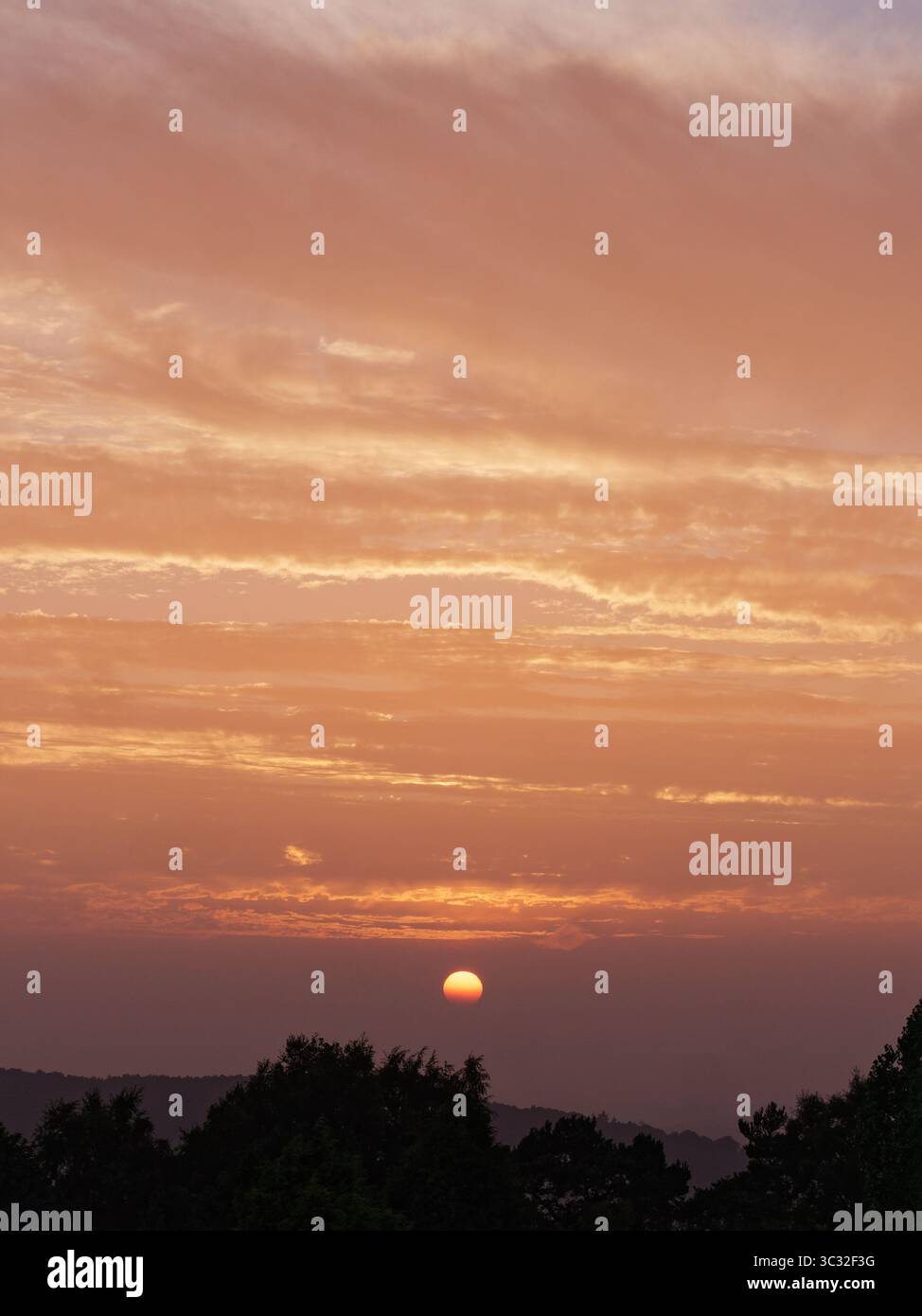 Ciel rouge brillant au coucher du soleil sur un cadre rural près de Biddulph, Staffordshire, Angleterre. 24 juillet 2025 Banque D'Images