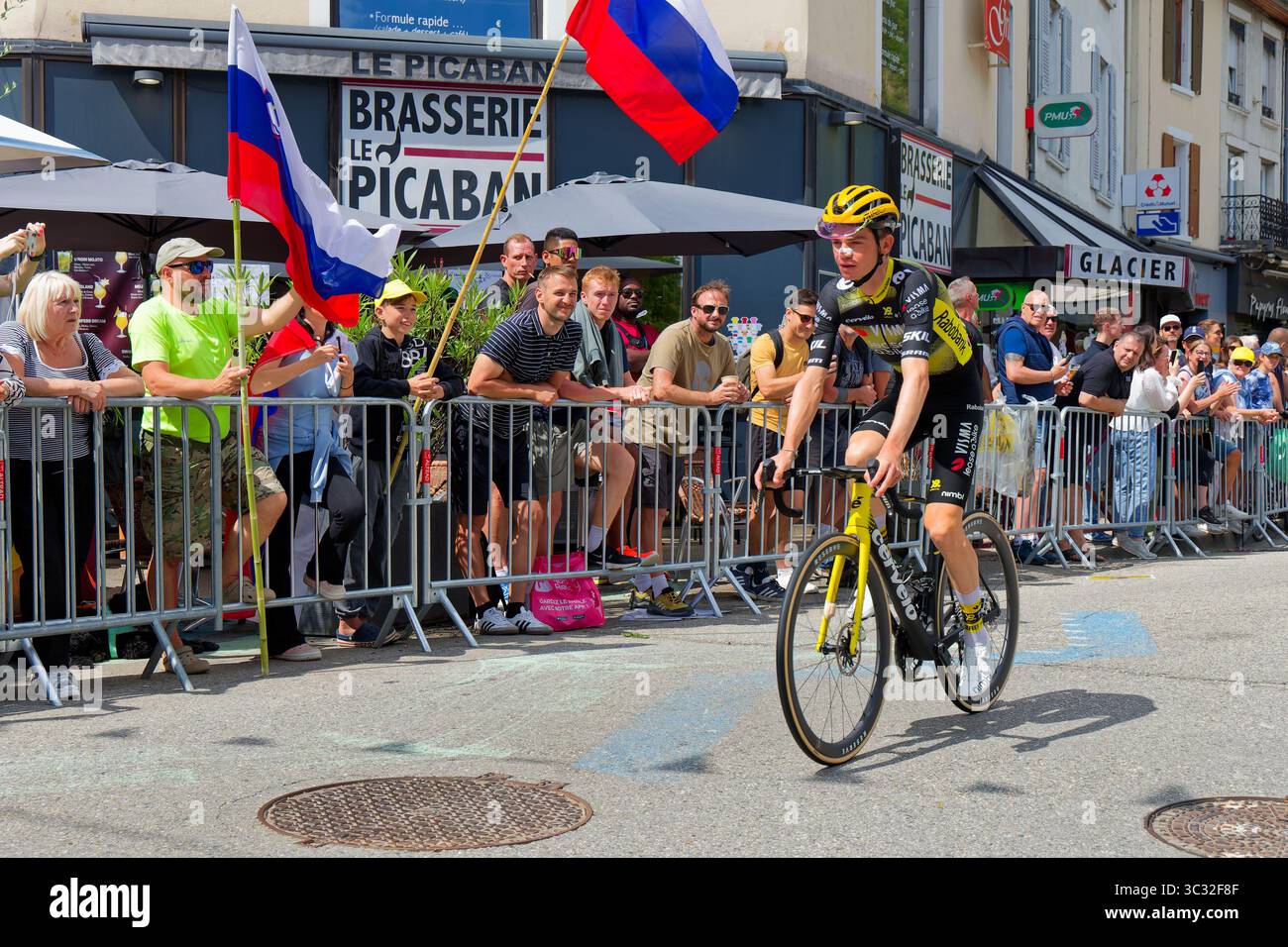 Vif, FRANCE, 24 juillet 2025 : Wout Van Art, champion belge, et beaucoup de spectateurs dans les rues pendant la 18ème étape du Tour de France. Banque D'Images