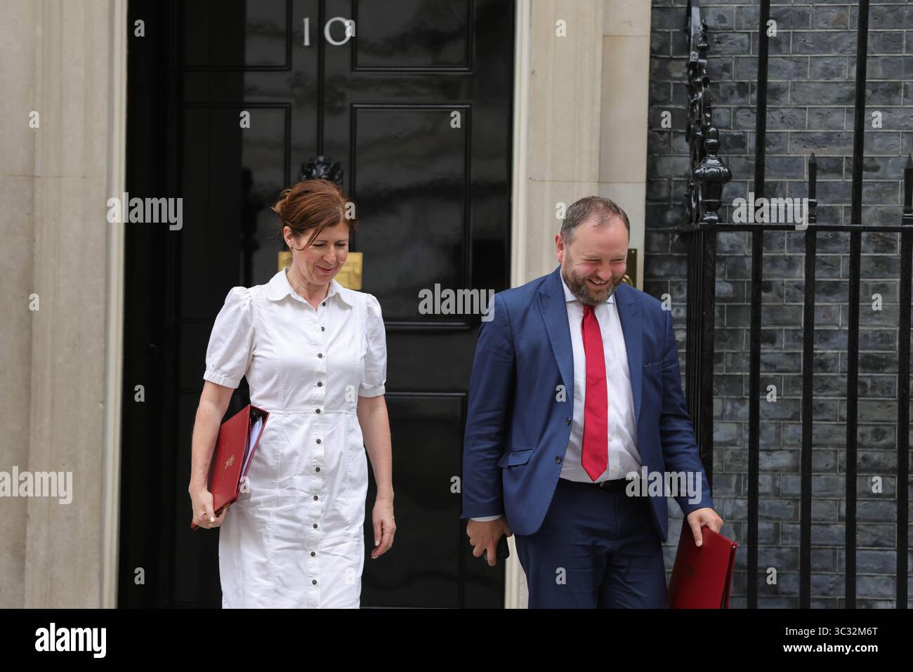 Londres, Royaume-Uni. 22 juillet 2025. Jenny Chapman, baronne Chapman de Darlington, ministre d'État (développement international, Amérique latine et Caraïbes) et Ian Murray, député fédéral, secrétaire d'État pour l'Écosse, quittent le bureau après la réunion du Cabinet. Banque D'Images Londres, Royaume-Uni. 22 juillet 2025. Jenny Chapman, baronne Chapman de Darlington, ministre d'État (développement international, Amérique latine et Caraïbes) et Ian Murray, député fédéral, secrétaire d'État pour l'Écosse, quittent le bureau après la réunion du Cabinet. Banque D'Images