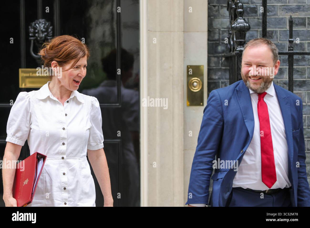 Londres, Royaume-Uni. 22 juillet 2025. Jenny Chapman, baronne Chapman de Darlington, ministre d'État (développement international, Amérique latine et Caraïbes) et Ian Murray, député fédéral, secrétaire d'État pour l'Écosse, quittent le bureau après la réunion du Cabinet. Banque D'Images Londres, Royaume-Uni. 22 juillet 2025. Jenny Chapman, baronne Chapman de Darlington, ministre d'État (développement international, Amérique latine et Caraïbes) et Ian Murray, député fédéral, secrétaire d'État pour l'Écosse, quittent le bureau après la réunion du Cabinet. Banque D'Images