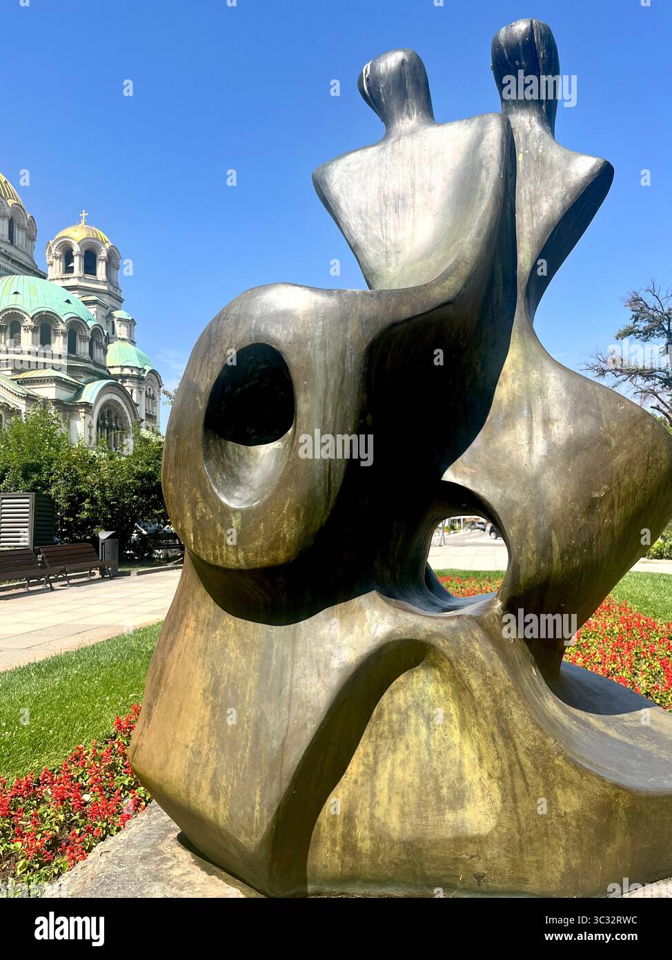 Sculpture « danse au-dessus des nuages » de Fanny Haiat, située à Sofia Bulgarie, Europe de l’est, Balkans, UE - Image de stock capturée avec un smartphone