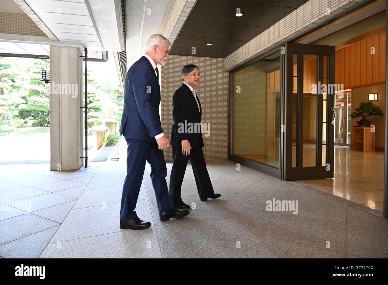 Tokyo, Japon. 25 juillet 2025. L'empereur Naruhito reçoit le président tchèque Petr Pavel (à gauche) au Palais impérial de Tokyo, Japon, le 25 juillet 2025. Crédit : Alzbeta Souckova/CTK photo/Alamy Live News Banque D'Images