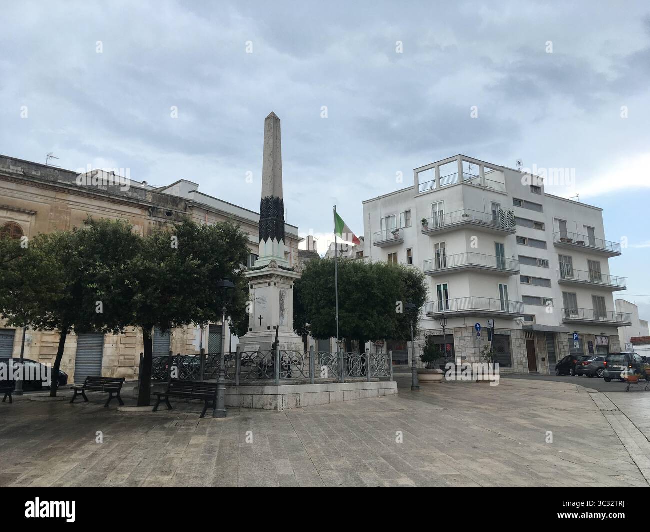 Trulli emblématique blanchi à la chaux d'Alberobello avec des toits coniques en pierre, regroupés dans des ruelles étroites sous la lumière du soleil des Pouilles et le charme historique. Banque D'Images