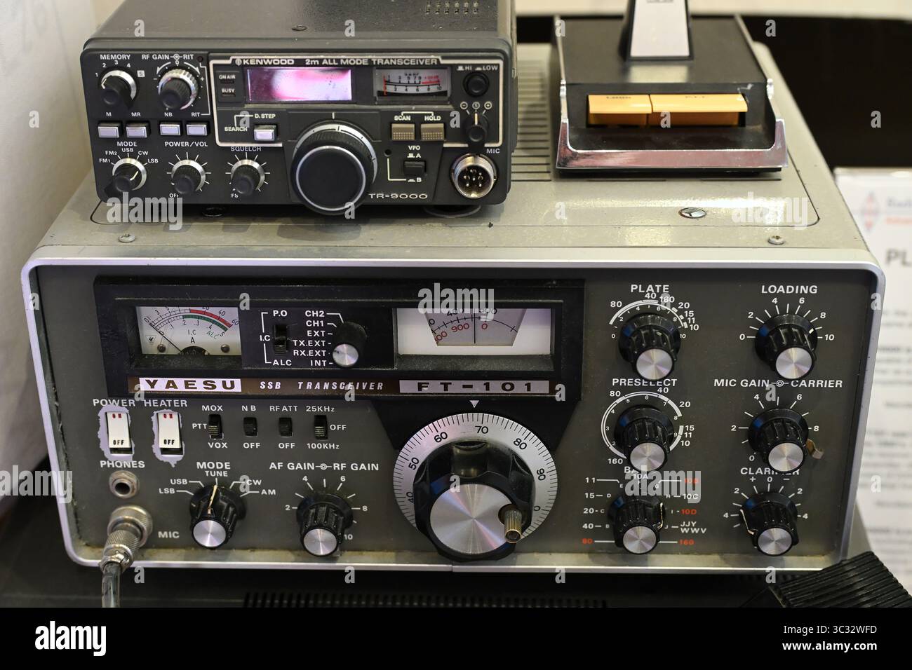 Émetteurs-récepteurs Kenwood TR9000 (en haut) et Yaesu FT101 (en bas) à Bletchley Park Banque D'Images