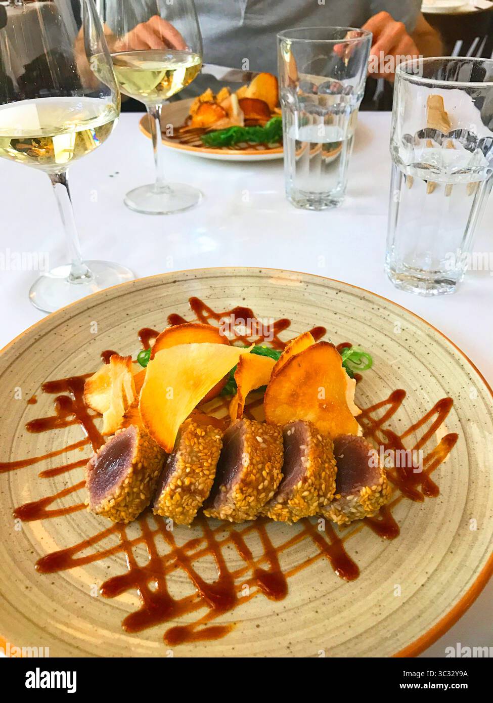 Manger de l'aloyau de viande avec des pommes de terre frites. Espagne. Banque D'Images