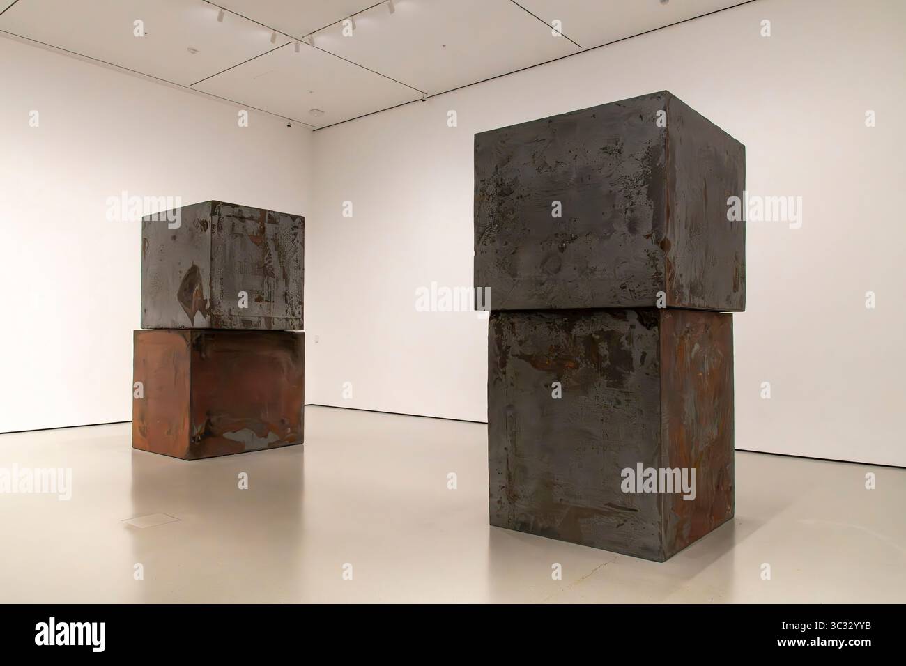 New York City, NY, États-Unis-3 décembre 2024 ; partie de huit boîtes en acier forgé empilées en paires d'œuvres d'art Equal par Richard Serra dans Museum of Modern Art (M Banque D'Images