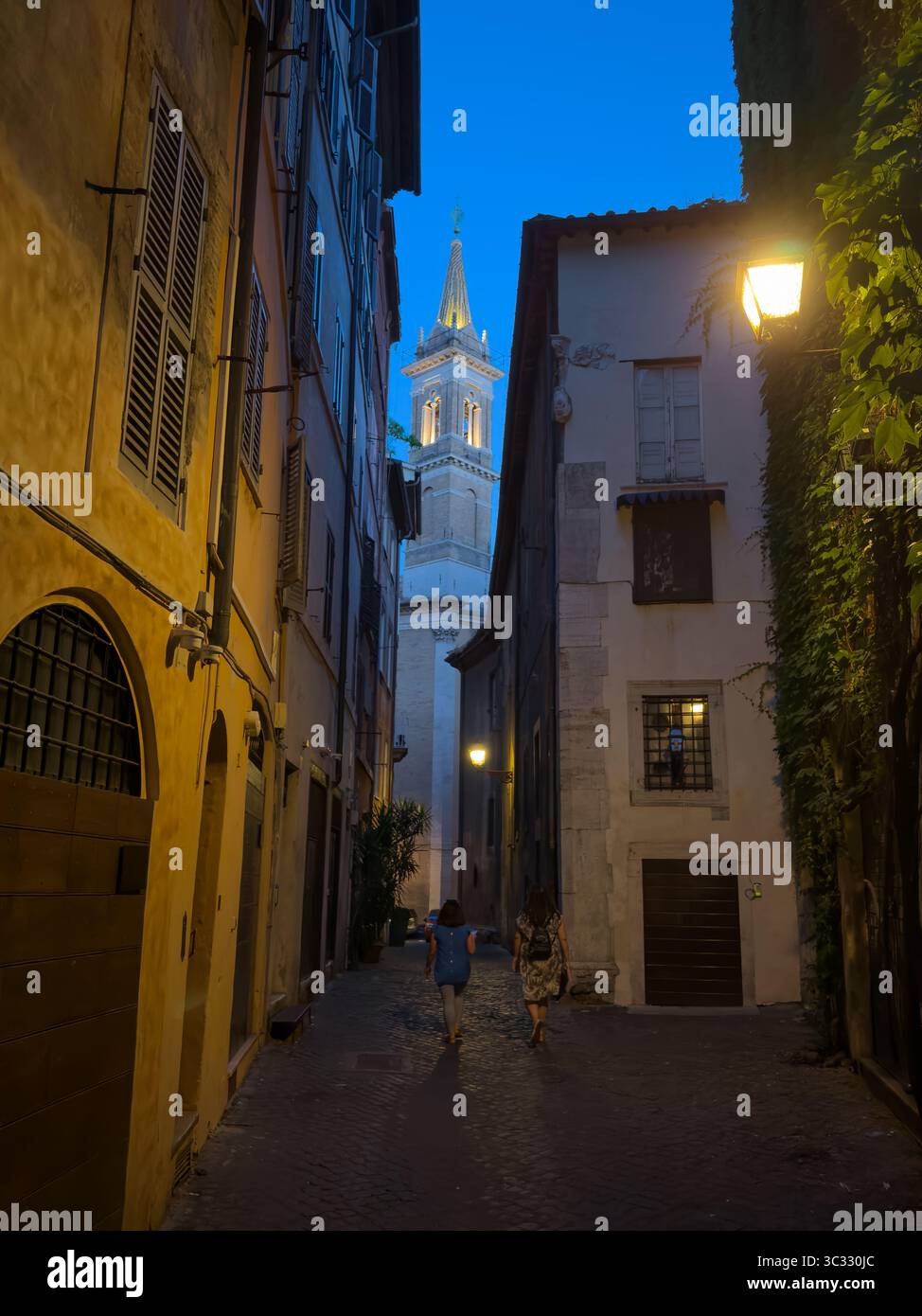 Une ruelle dans le centre historique de Rome avec le clocher de l'église de Santa Maria della Pace en arrière-plan Banque D'Images