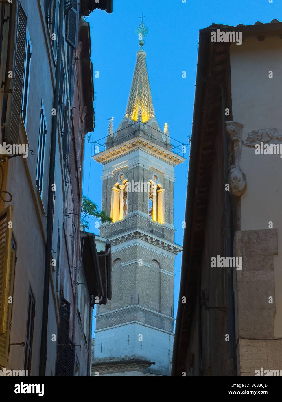 Le clocher de l'église de Santa Maria della Pace illuminé dans la soirée Banque D'Images