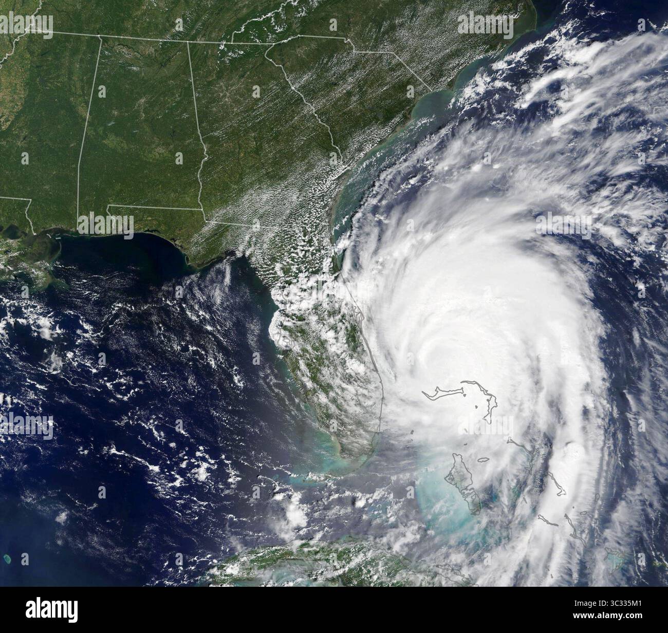 3 septembre 2019, espace : après avoir pompé des parties des Bahamas pendant plusieurs jours, l’ouragan Dorian a commencé à se déplacer vers le nord-nord-ouest en direction des États-Unis. Le spectroradiomètre imageur à résolution modérée (MODIS) du satellite Terra de la NASA a capturé cette image en couleurs naturelles de la tempête à 12 h 15, heure avancée de l'est (16 h 15, heure universelle), le 3 septembre 2019. L'œil était juste au nord de l'île de Grand Bahama, la plus septentrionale des îles Bahama. Il se déplaçait vers le nord-ouest à 5 kilomètres par heure. Bien que Dorian en ait affaibli certains, la tempête causait toujours une tempête destructrice s. Banque D'Images