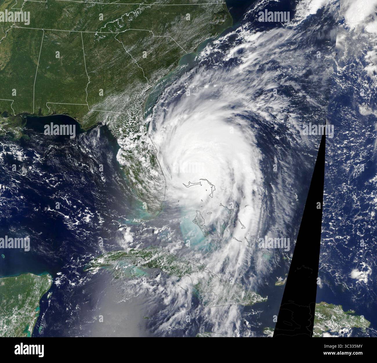 3 septembre 2019, espace : après avoir pompé des parties des Bahamas pendant plusieurs jours, l’ouragan Dorian a commencé à se déplacer vers le nord-nord-ouest en direction des États-Unis. Le spectroradiomètre imageur à résolution modérée (MODIS) du satellite Terra de la NASA a capturé cette image en couleurs naturelles de la tempête à 12 h 15, heure avancée de l'est (16 h 15, heure universelle), le 3 septembre 2019. L'œil était juste au nord de l'île de Grand Bahama, la plus septentrionale des îles Bahama. Il se déplaçait vers le nord-ouest à 5 kilomètres par heure. Bien que Dorian en ait affaibli certains, la tempête causait toujours une tempête destructrice s. Banque D'Images