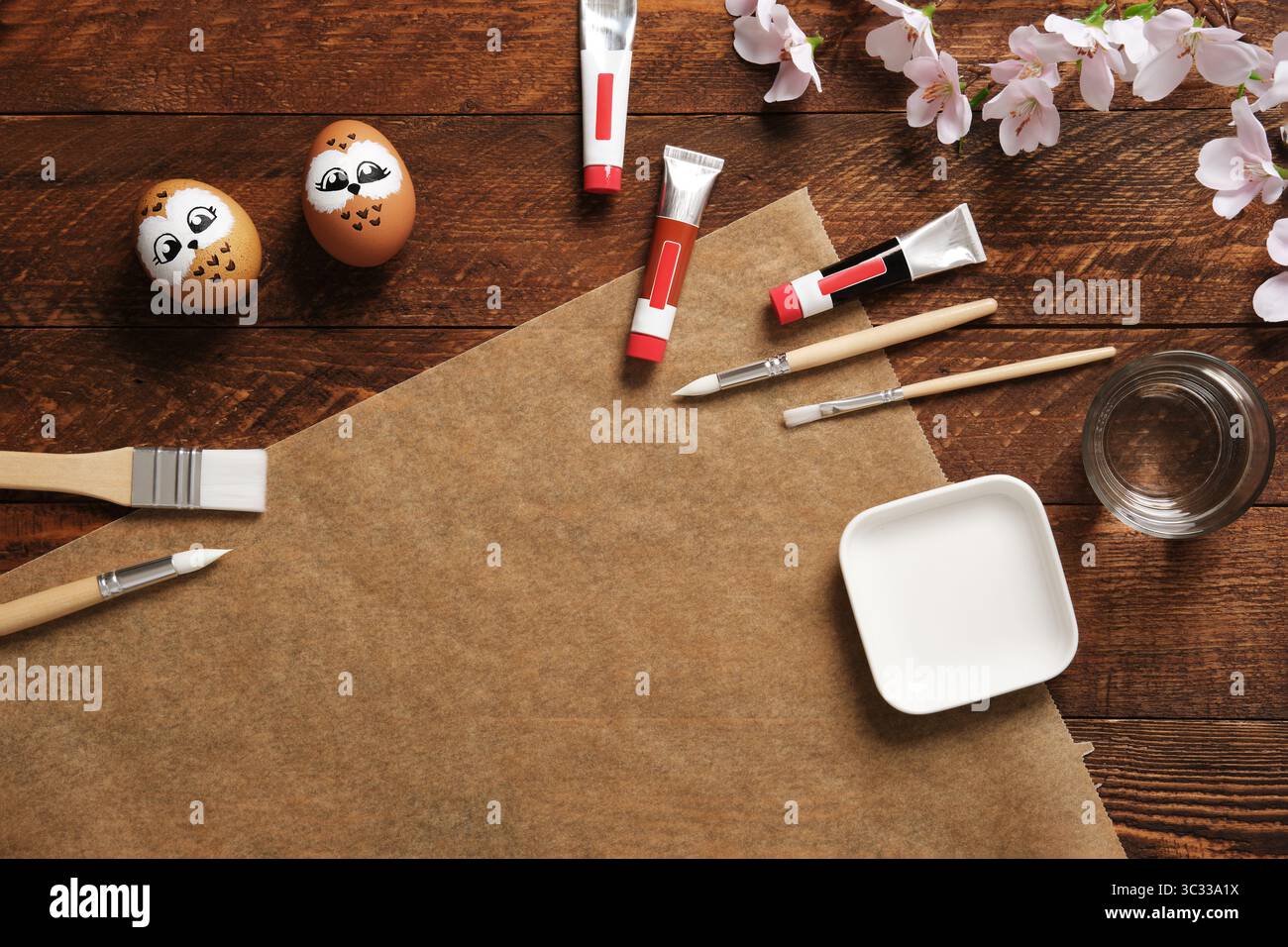 Oeufs peints sous forme de chouettes. Préparation pour la célébration de Pâques. Peindre des oeufs de Pâques avec des colorants pigmentaires acryliques dans des tubes. Copyspace. Banque D'Images