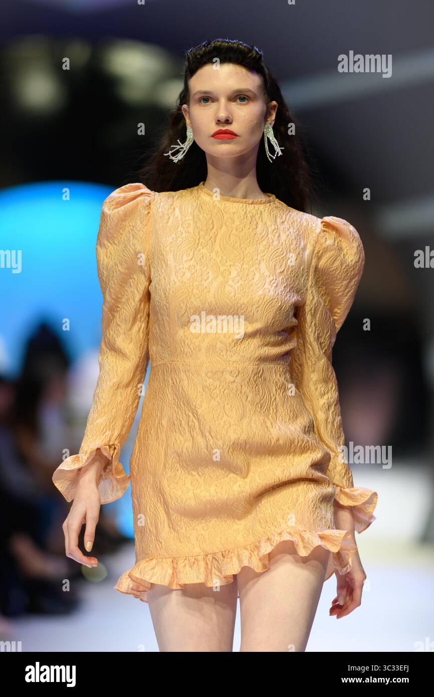 5 septembre 2019, Melbourne, Victoria, Australie : un mannequin portant Nicola Finetti marche au défilé Town Hall Runway 7 pendant la Melbourne Fashion week à Melbourne, Australie. Un mannequin portant x promenades au défilé Town Hall Runway 7 pendant la Melbourne Fashion week à Melbourne, Australie. (Crédit image : © Sydney Low/ZUMA Wire) Banque D'Images