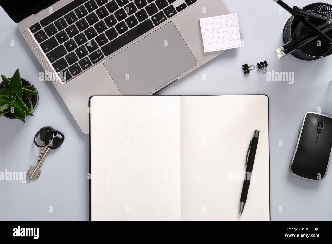 Bureau de travail avec ordinateur, bloc-notes, fournitures d'écriture. Table de bureau en couleurs noir et blanc. Un endroit pour votre texte. Banque D'Images
