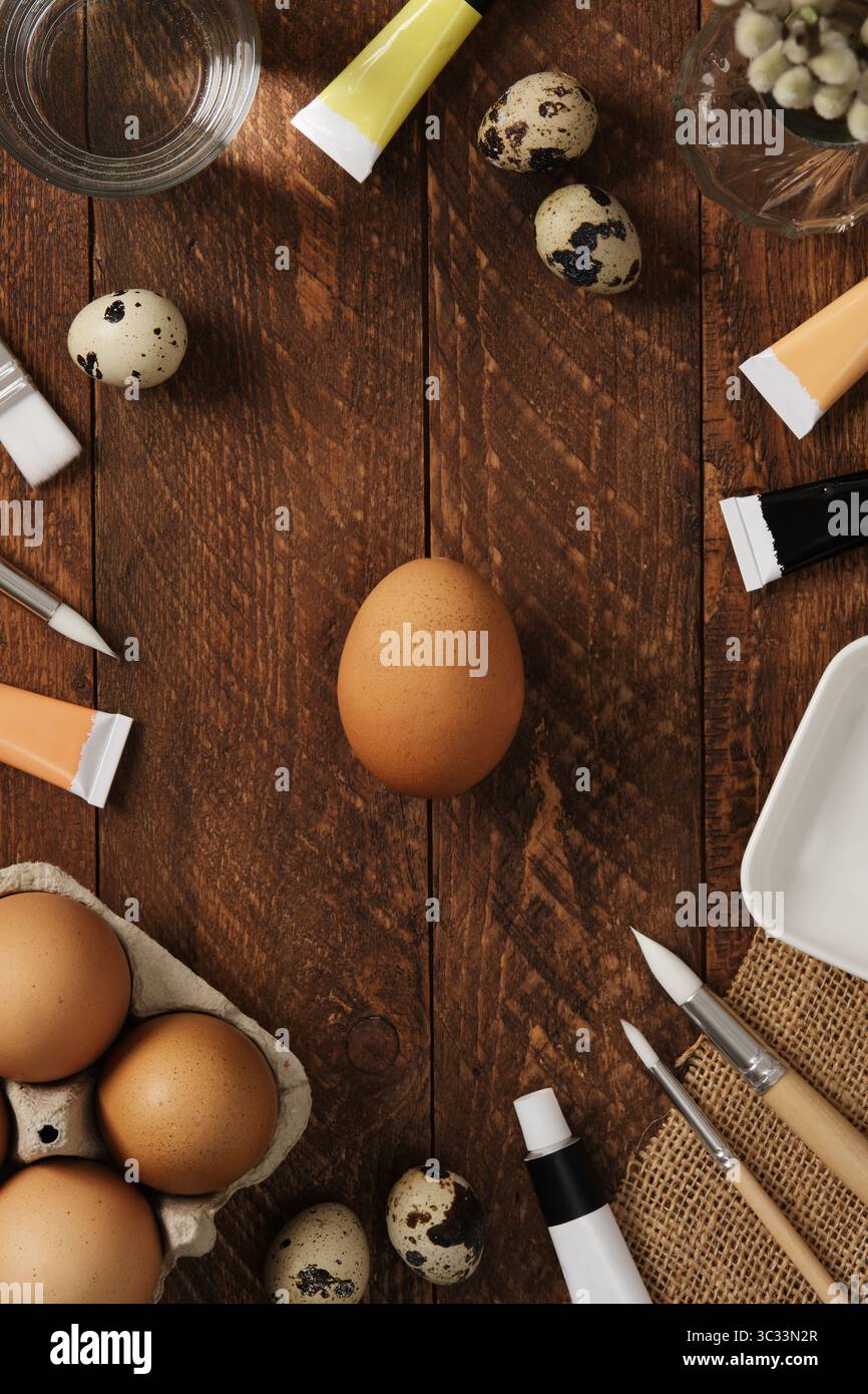 Préparation pour la célébration de Pâques. Peindre des oeufs de Pâques avec des colorants pigmentaires acryliques dans des tubes. Une coquille d'œuf marron propre. Banque D'Images