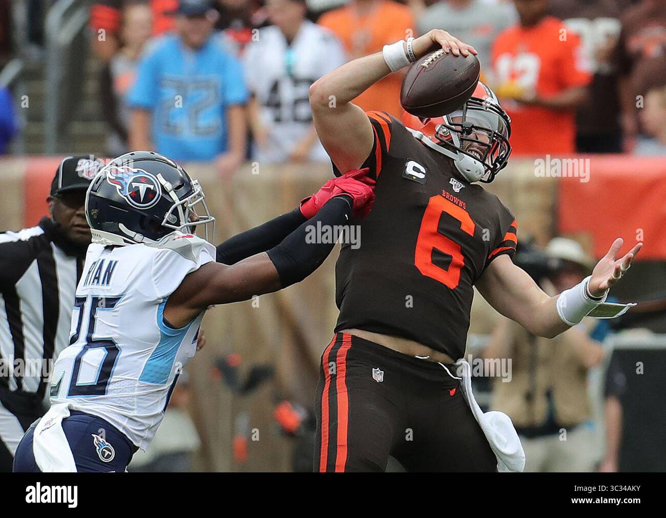 8 septembre 2019, Cleveland, OH, États-Unis : le quarterback des Browns de Cleveland Baker Mayfield est mis sous pression par Logan Ryan des Tennessee Titans lors du troisième quart-temps le dimanche 8 septembre 2019 à Cleveland, Ohio, au FirstEnergy Stadium. Les Browns perdent le match 43-13. (Crédit image : © TNS via ZUMA Wire) Banque D'Images