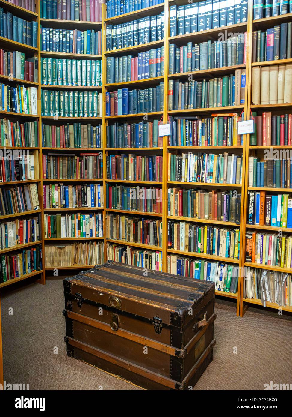 Parkinson's de Southport - "pas juste n'importe quelle ancienne librairie" avec trois étages et un espace extérieur, rempli de livres rares, coquillages et objets de collection. Banque D'Images