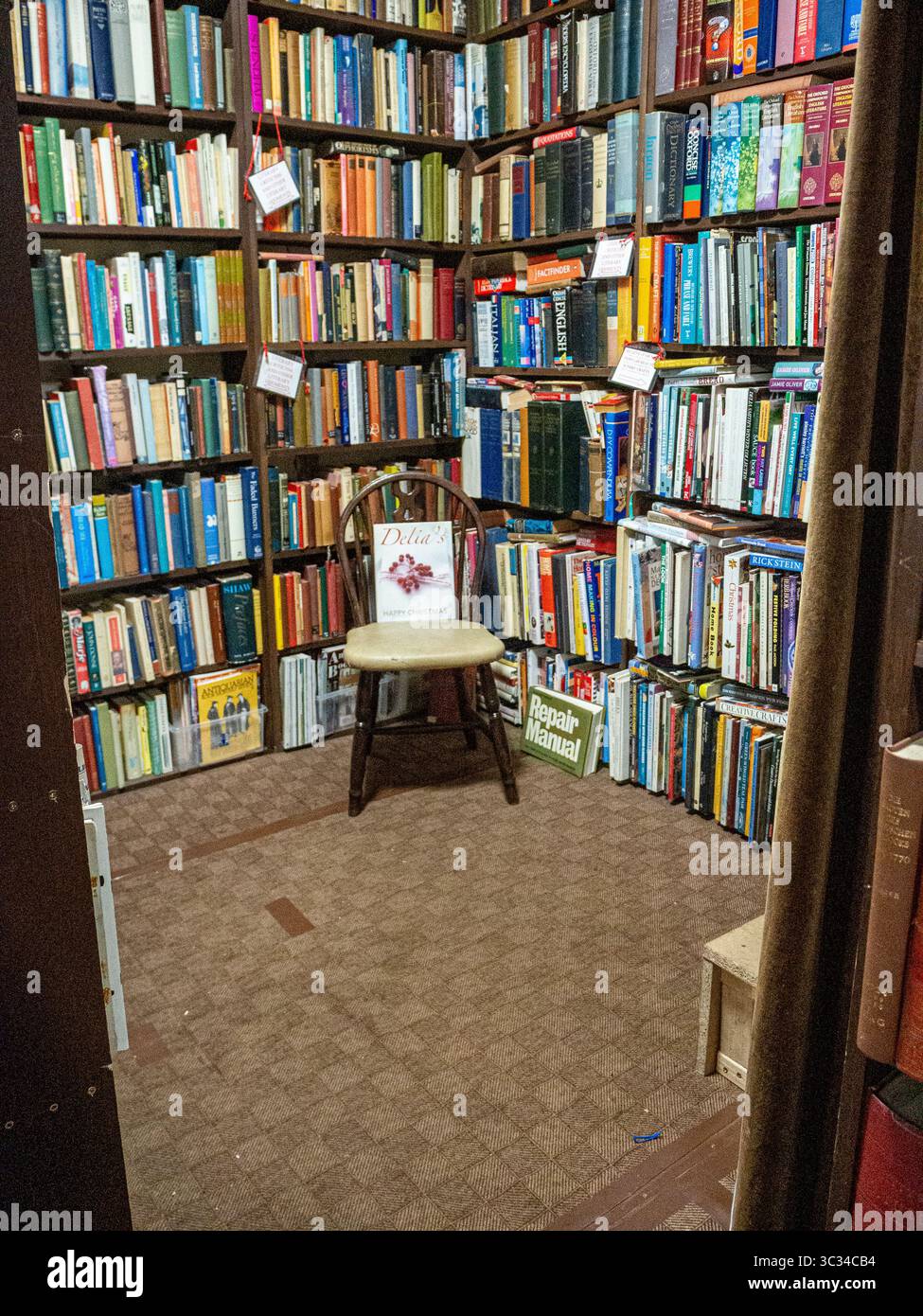 Parkinson's de Southport - "pas juste n'importe quelle ancienne librairie" avec trois étages et un espace extérieur, rempli de livres rares, coquillages et objets de collection. Banque D'Images