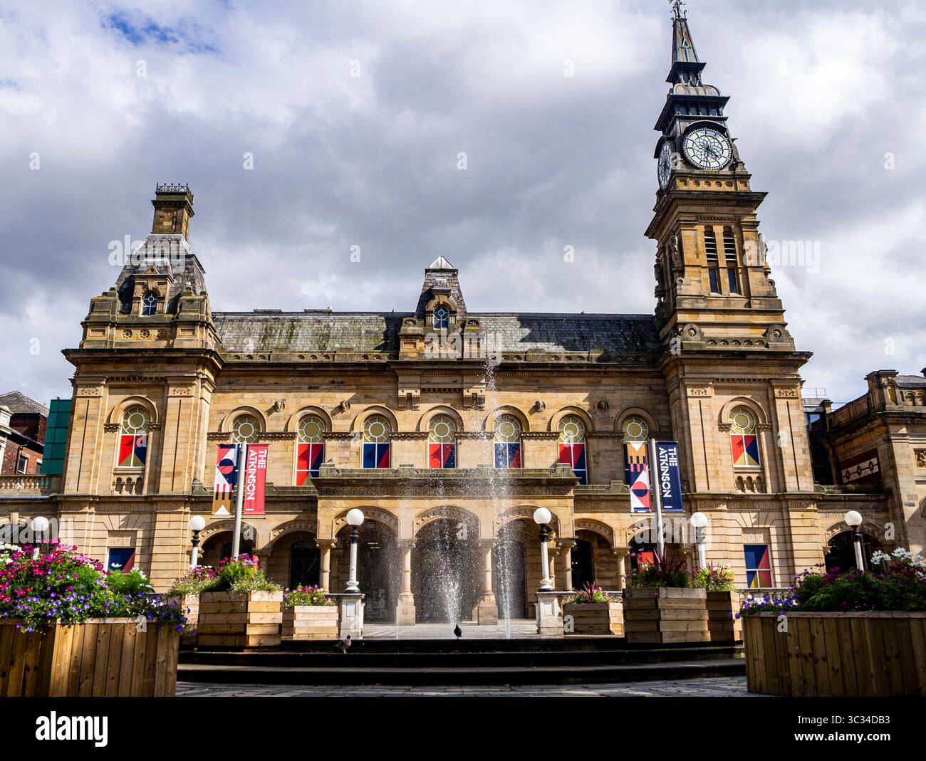 Le théâtre Atkinson et le centre artistique de Lord Street, Southport, Merseyside, avec une fontaine ornementale au premier plan. Banque D'Images