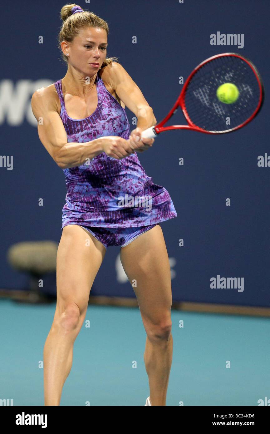 24 mars 2021, Miami Gardens, Floride, États-Unis d'Amérique : MIAMI GARDENS, FL - 24 MARS : Camila Giorgi jouant le jour 3 du Miami Open le 24 mars 2021 au Hard Rock Stadium de Miami Gardens, Floride...personnes : Camila Giorgi (crédit image : © SMG via ZUMA Wire) Banque D'Images
