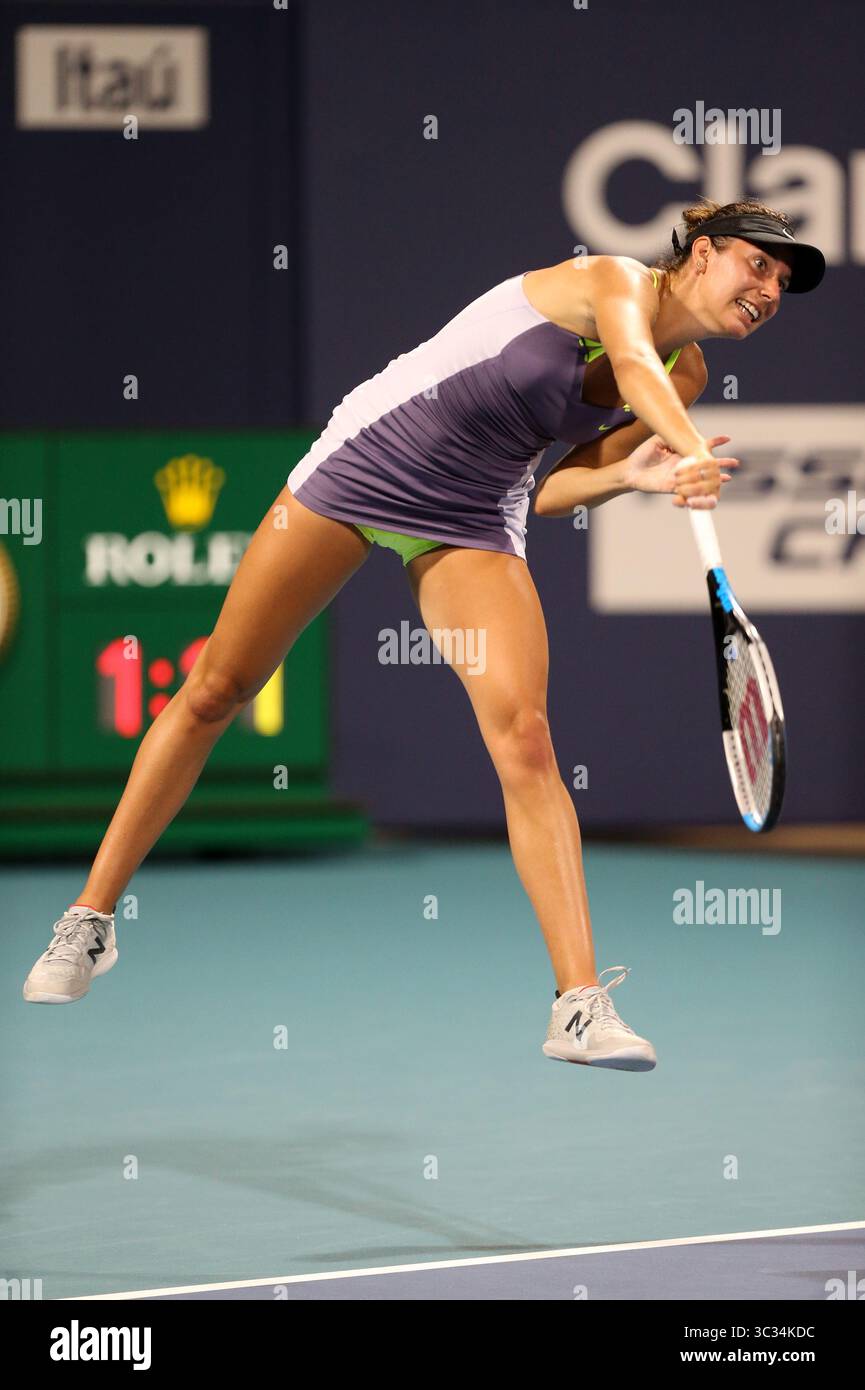 24 mars 2021, Miami Gardens, Floride, États-Unis d'Amérique : MIAMI GARDENS, FL - 24 MARS : Oceane Dodin vu jouer le jour 3 de l'Open de Miami le 24 mars 2021 au Hard Rock Stadium de Miami Gardens, Floride...personnes : Oceane Dodin (crédit image : © SMG via ZUMA Wire) Banque D'Images