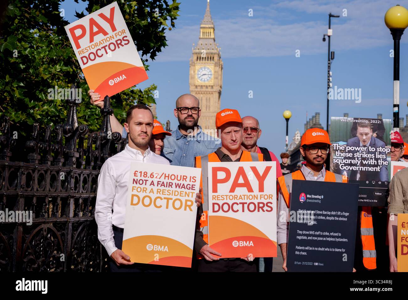 Les médecins résidents en grève avec le syndicat BMA (British Medical Association), organisent leur première journée de grève devant l'hôpital St Thomas pour un meilleur salaire et leur première grève sous le secrétaire à la santé Wes Streeting et l'actuel gouvernement travailliste, le 25 juillet 2025, à Londres, en Angleterre. Banque D'Images