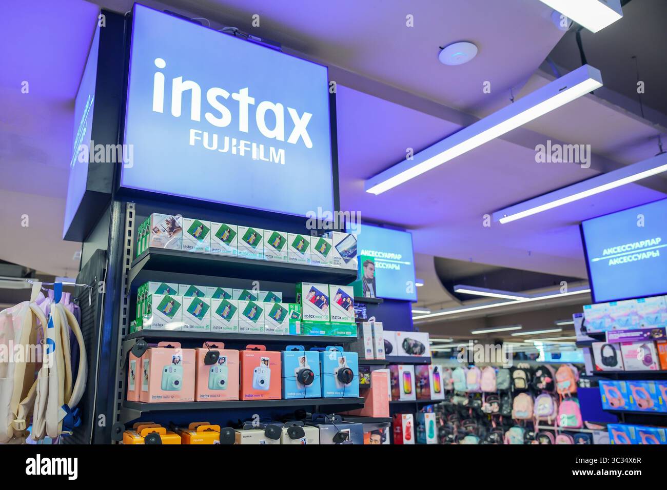 Almaty, Kazakhstan - 08 juillet 2025 : vitrine Fujifilm Instax dans un magasin. Carte photo instantanée Banque D'Images