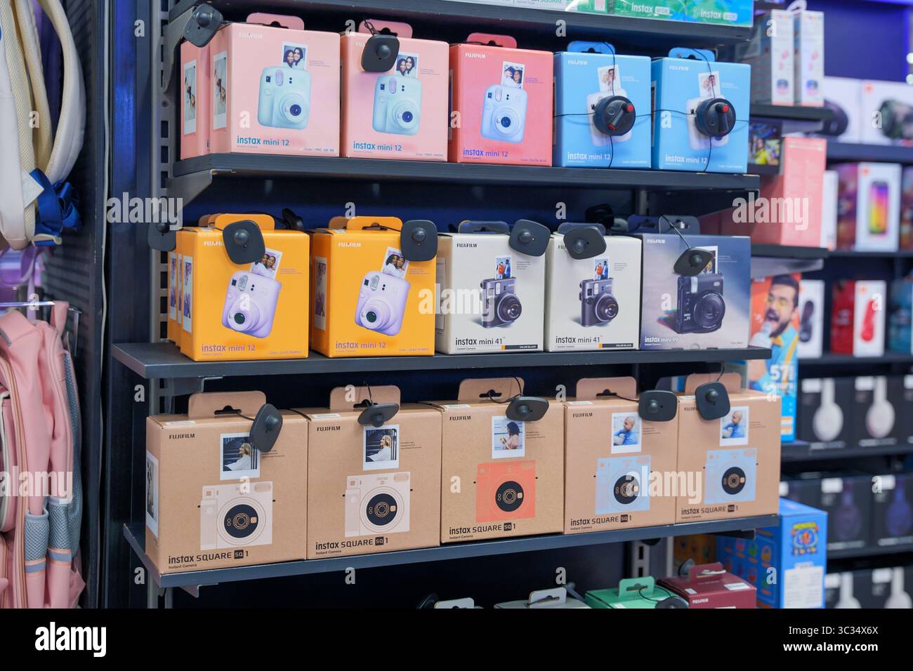 Almaty, Kazakhstan - 08 juillet 2025 : paquets de différents Instax Fujifilm sur une vitrine. Carte photo instantanée Banque D'Images