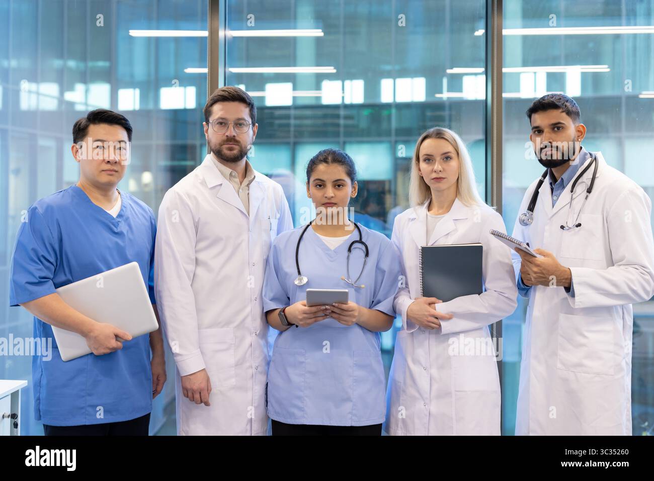 Une équipe diversifiée de professionnels de la santé, qui représentent l’unité et l’expertise dans un milieu médical moderne. Banque D'Images