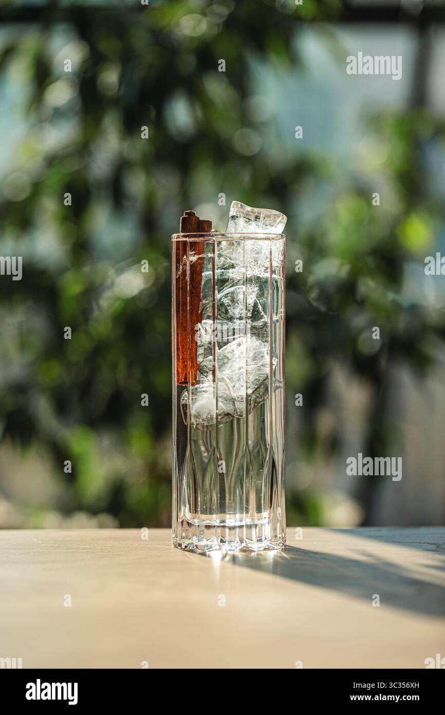 Cocktail limpide avec glaçons et cannelle Banque D'Images
