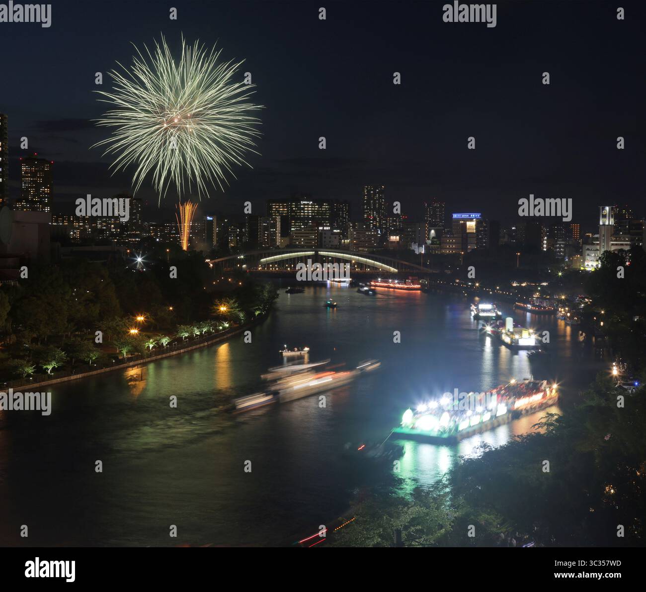 Fireworks are launched during the Funatogyo ritual of Tenjin-Matsuri festival in Osaka City, Osaka Prefecture on July 25, 2025. The festival commemorates the death anniversary of the deity Sugawara no Michizane, Japanese scholar, poet, and politician during the Heian period (794 to 1185). The Tenjin festival is one three major shrine events in Japan. ( The Yomiuri Shimbun via AP Images ) Banque D'Images