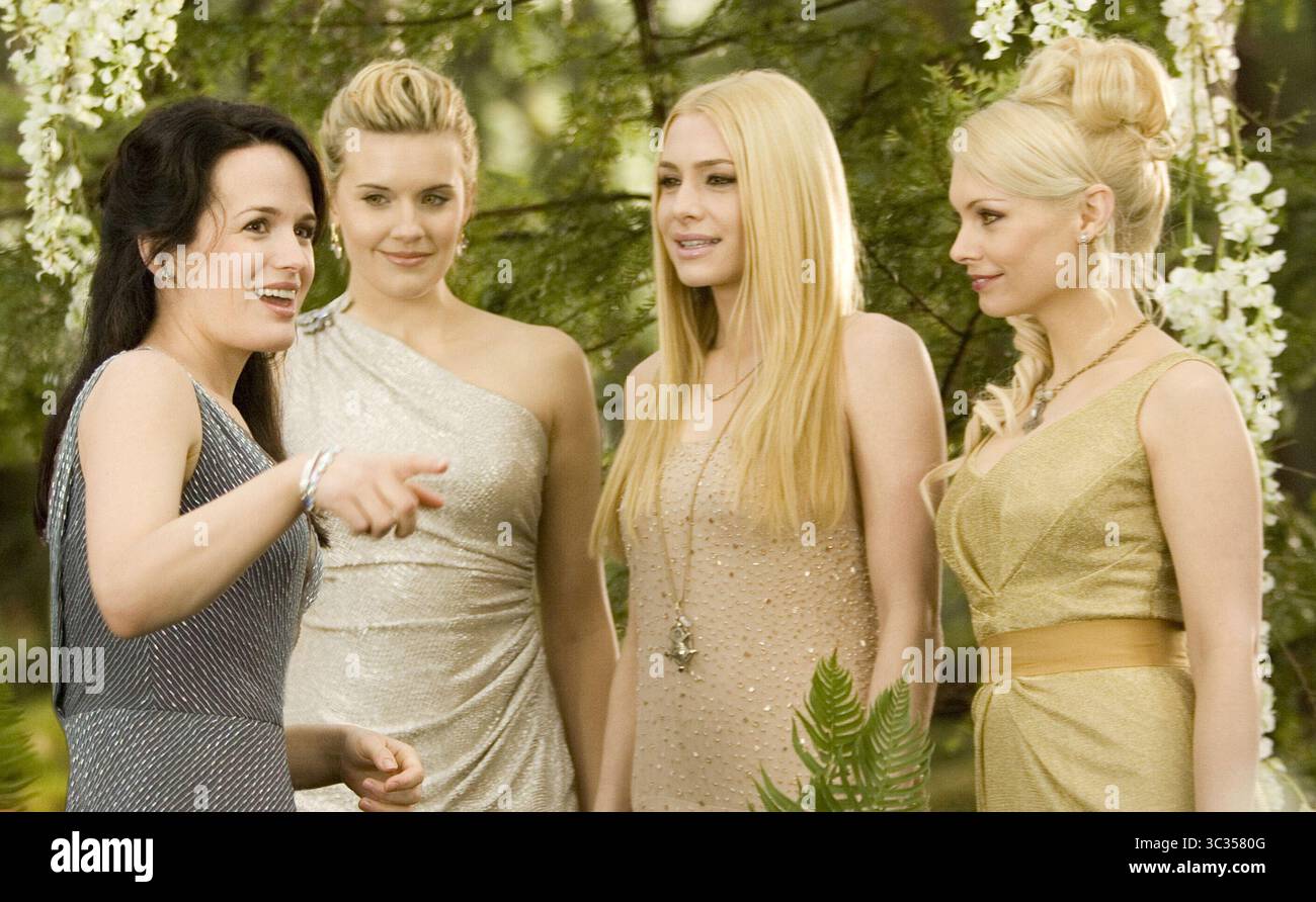 DATE DE SORTIE : 18 novembre 2011..TITLE : The Twilight Saga : Breaking Dawn - part 1..STUDIO : Imprint Entertainment..RÉALISATEUR : Bill Condon..PLOT : The Quileute and the Volturi Close in on attend les parents Edward et Bella, dont l'enfant à naître pose différentes menaces à la meute de loups et vampire coven..PICTURED : ELIZABETH Reaser, MAGGIE GRACE, CASEY LABOW, Myann BURING ... (Crédit image : © Imprint Entertainment/Entertainment Pictures/ZUMA Press) Banque D'Images