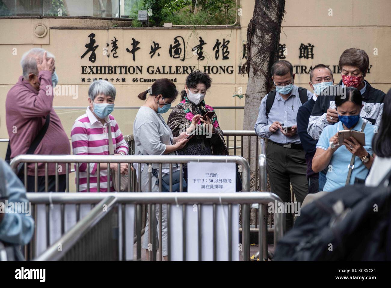 18 mars 2021, Hong Kong, Chine : les gens font la queue pour assister au Centre de vaccination communautaire situé dans l'une des galeries de la Bibliothèque centrale de Hong Kong dans le district de Tai Hang. Les citoyens de Hong Kong assistent au Centre de vaccination communautaire situé dans l'une des galeries de la Bibliothèque centrale de Hong Kong, dans le district de Tai Hang, le jeudi 18 mars. (Crédit image : © Ivan Abreu/SOPA images via ZUMA Wire) Banque D'Images